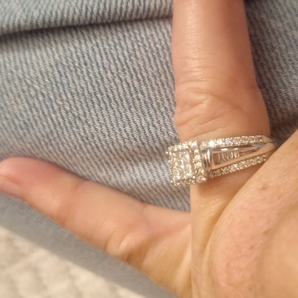 BEAUTIFUL 10K WHITE GOLD SQUARE DIAMOND CLUSTER ENGAGEMENT RING - Picture 7 of 15